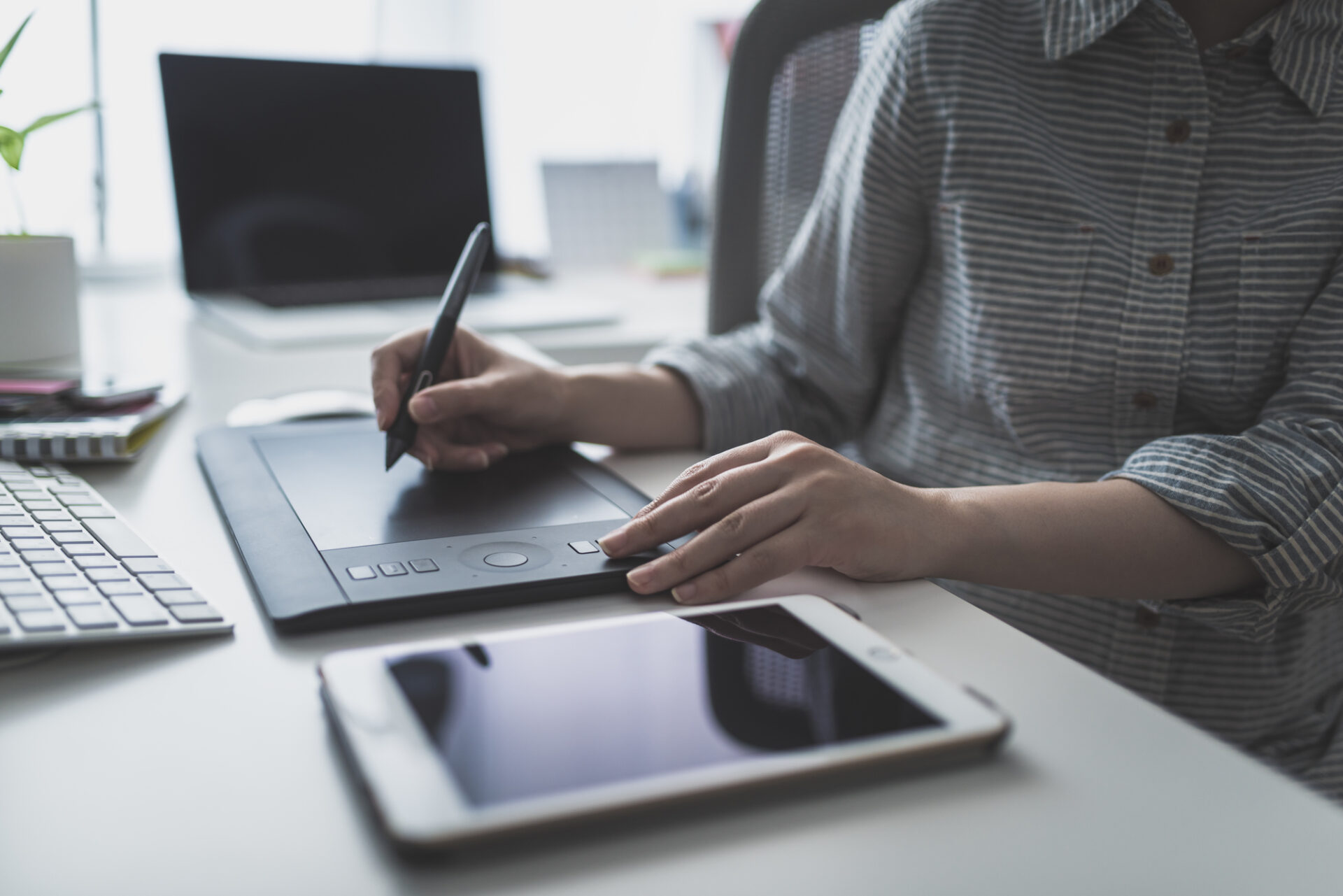 ペンタブレットを使って絵を描くイラストレーターの手元